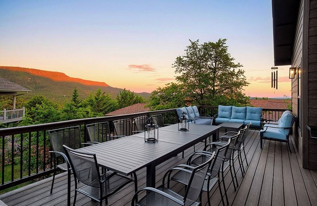 Brand New 2023 Cabin: Luxury Meets Nature – Sleeps 14, Views & Modern Amenities!