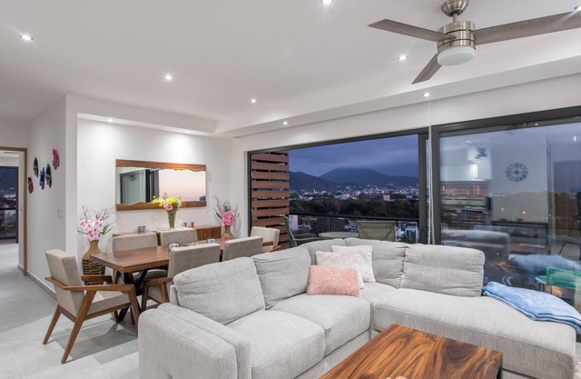 Brand New 2bd Penthouse Condo - 10 minutes to the beach