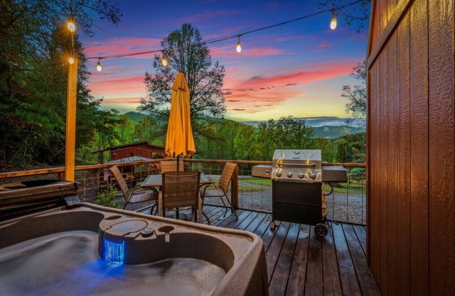 Brand new! 2bed/1bath Cabin with Mountain View, hot tub and grilling deck / Fire Pit table