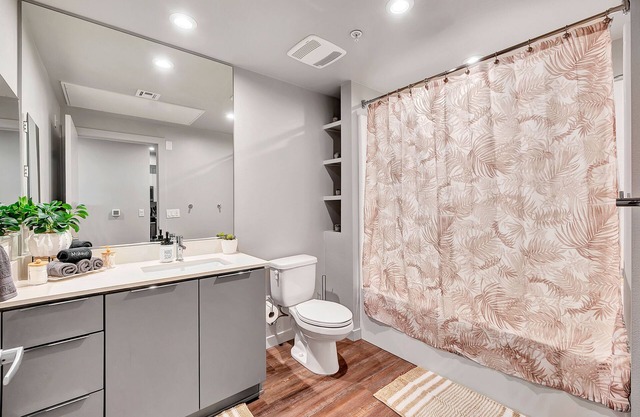 BRAND NEW! 2BR Apt near Disney and SNA! Pool & Gymn