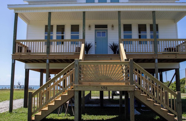 Brand NEW 3 bedroom waterfront cottage on Harker's Island!