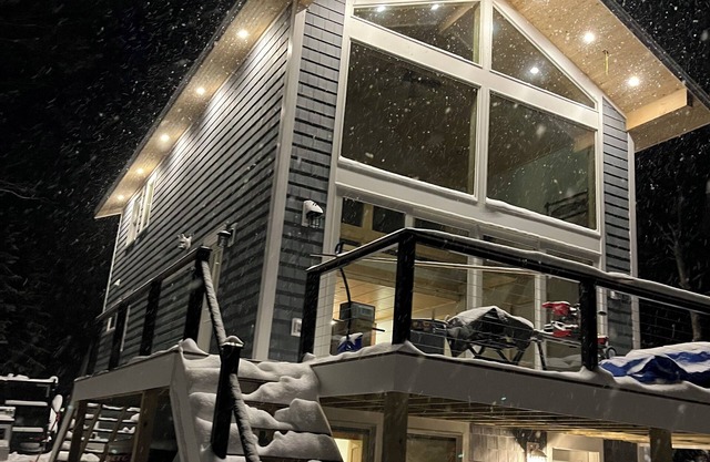 Brand new 3-bedroom lakefront house in wonderful Pittsburg. Enjoy a cozy stay