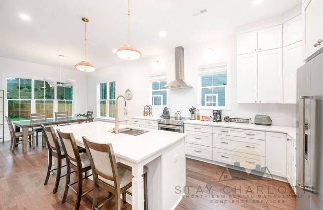 Brand New!-4Bd-3 Min to Uptown-City Views!