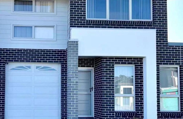 Brand new 5 BDRS 3 BATHS house with Netflix3 mins to Coles