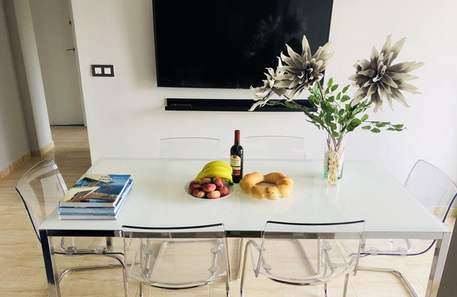 NEUF, 8 MIN PROMENADE À LA PLAGE & PARKING GRATUIT!
