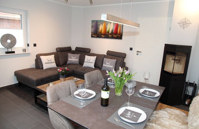 Brand new 85sqm vacation home with dog permit directly on the water near Greetsiel!