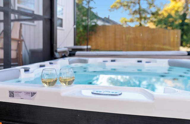 Brand New Build > Hot Tub > 3 King Beds > 7 Minutes to Buffalo Trace