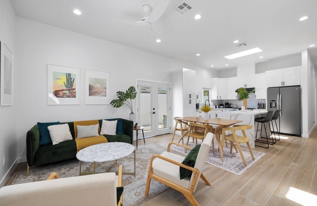 Brand New Build, Luxurious, Bright, Cozy Staycation, 20 mins to Disney, Arcade