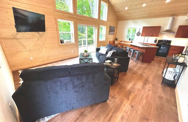 Brand New Build on Private Lake! Starlink Internet!