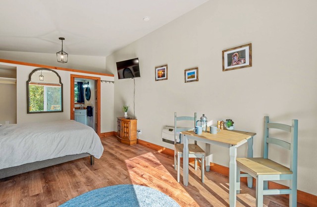 Brand New Cottage Five Minutes From The Beach with Fast Wi-Fi