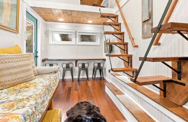 Brand new custom tiny house on creek - 2 bedrooms
