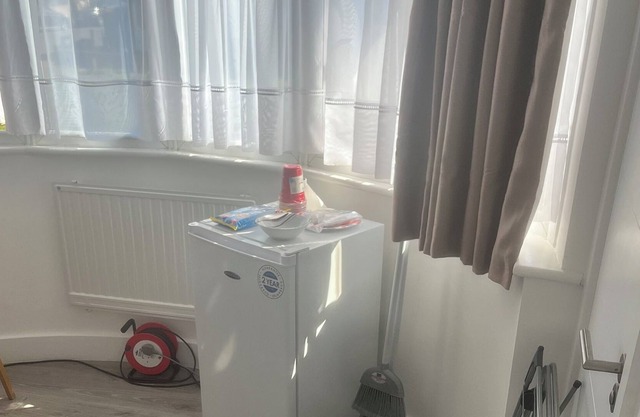 Brand New Double bed Studio Flat With Shared Kitchen