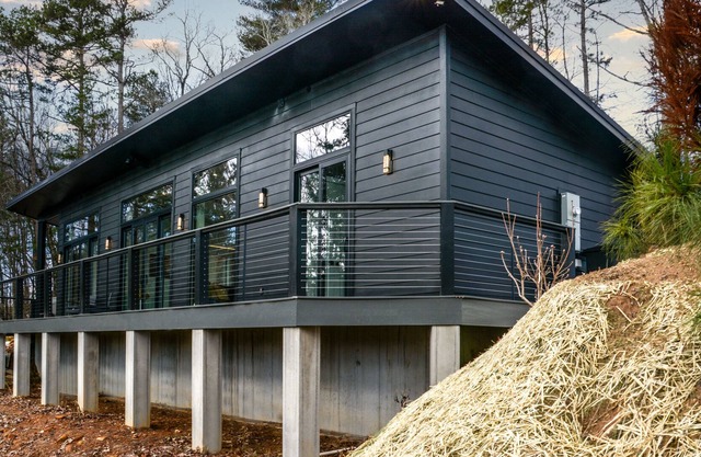 Brand new. Family sized with view and hot tub. Dog Friendly. Modern Design!
