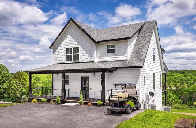 BRAND NEW! FREE amenities and a Gorgeous Lakefront Luxury Cabin with 2 Resort Pools