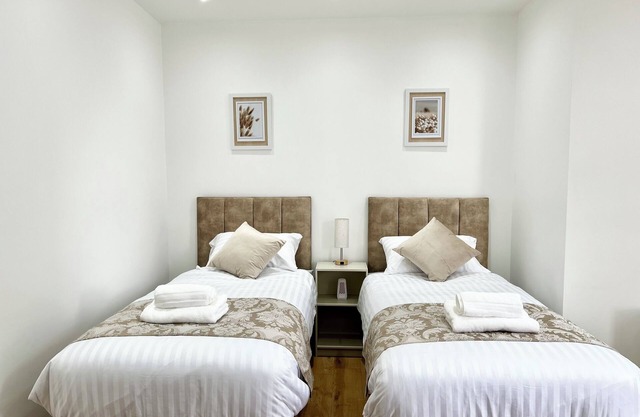 BRAND NEW|Free WiFi & Parking|5 Min to city centre