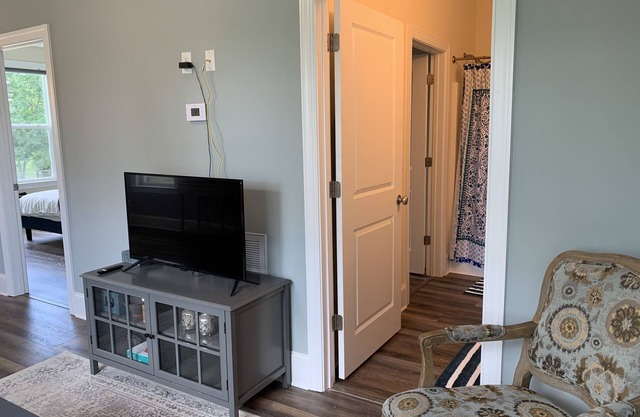Brand New Guest Apartment on 4 Acres (Pet-Friendly!)