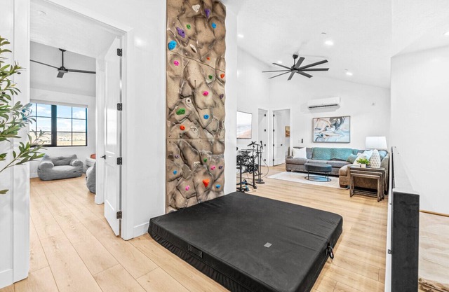 BRAND NEW Havenrock! Pool Table, Spacious courtyard, Rock Wall and the best for music lovers!