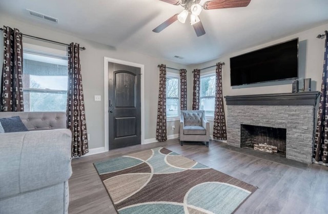 Brand New & High Quality Reno w/ Great Location