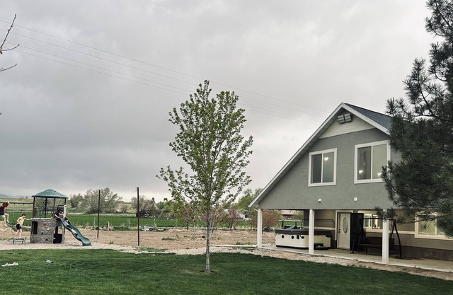 Brand New Home, hot tub, pool table, mountains, river float,dunes, rock hound