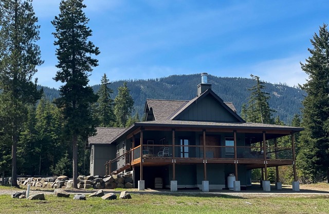 Brand new home near Cle Elum Lake, w/deck, firepit, pickleball/basketball court