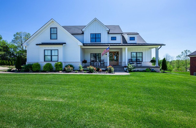 Brand New Home with Indoor Golf Simulator! 20 minutes from Kentucky Derby!