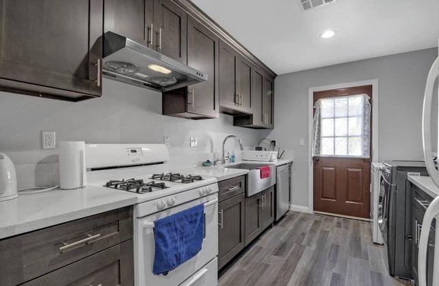 =Brand New House= near Downtown LA- Sleeps 6