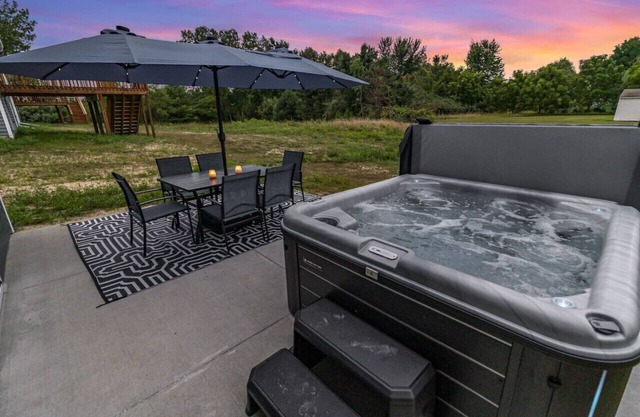 Brand New House with Hot Tub! Gameroom! Workspace!