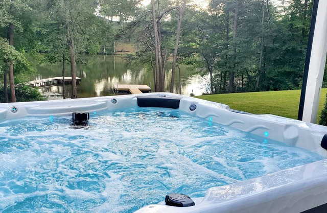 BRAND NEW Lake House, Relaxing Retreat, 15 Min from GSP