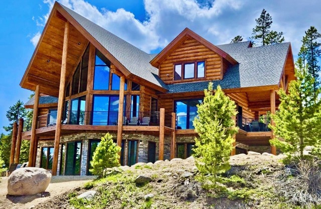 Brand New Lodge!! Panoramic Mtn/Lake Vayiews! Hot tub, Fido Friendly, Game Room!
