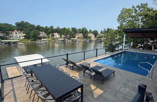 Brand new luxurious 6 bedroom house w/ Pool and dock in charming Porta Cima..