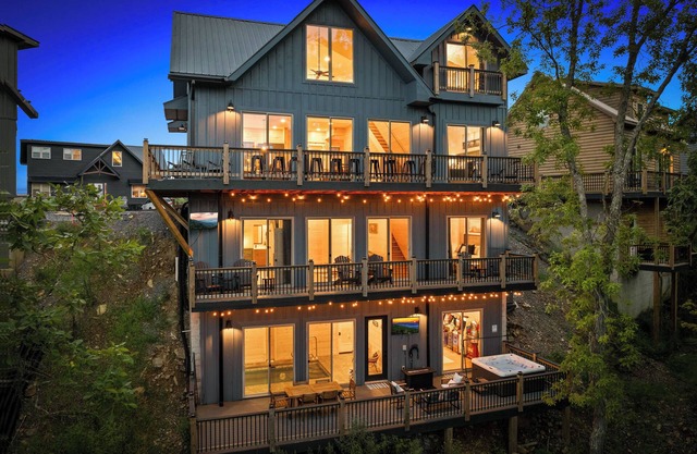 Brand NEW Luxury Cabin, Lake and Mountain Views/ Easy Access to Pigeon Forge!
