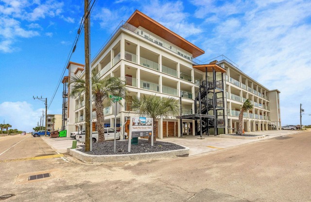 Brand new luxury condo ready for its first guests!
