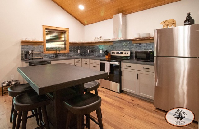[Brand New] Luxury Riverfront Cabin with Outdoor TV, Fireplace, & Hot Tub