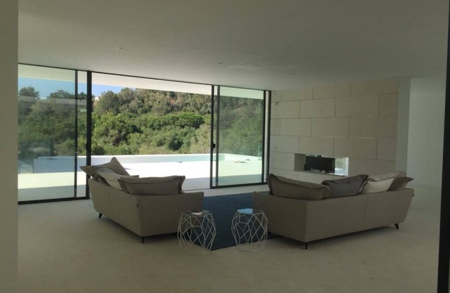Villa d'architecture minimaliste neuve. Vue imprenable sur la forêt
