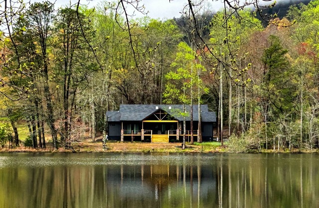 BRAND NEW Perfect Getaway with Lake Views, Full Kitchen and Outdoor Fire Pit