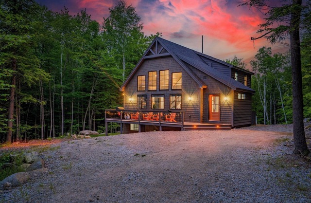 BRAND NEW Powder Lodge - Hot Tub, Game Room, A/C and right next to Sunday River!