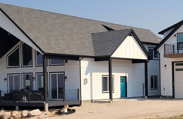 Brand New Spacious Lakehouse 5 minutes from the Lake