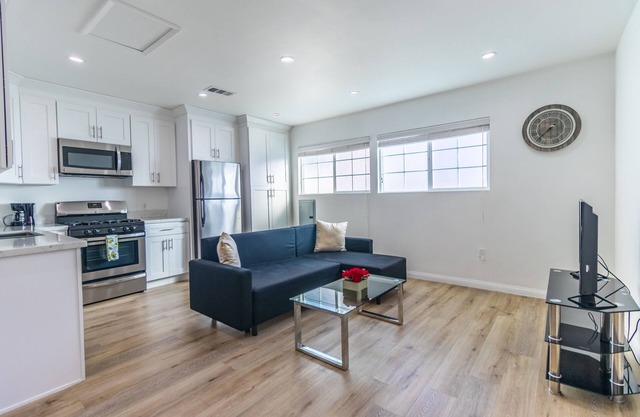 Belle, nouvelle maison privée, détaché, 1bed + 1bath guest house.
