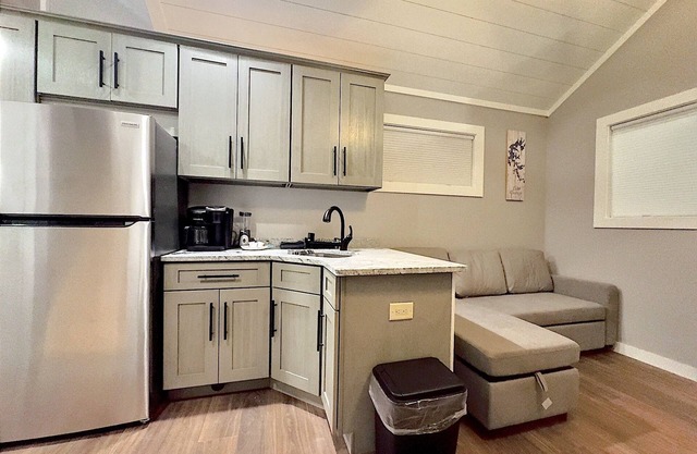 Brand New Tiny Home in Downtown Hiawassee on the Lake!