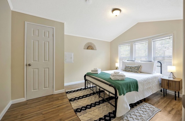 Brand New Two Bedroom: Near the Caverns