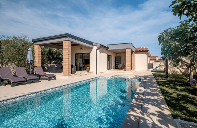 Villa neuve ****, piscine chauffée, à 2,5 km de la mer, barbecue, WiFi, WiFi gratuit