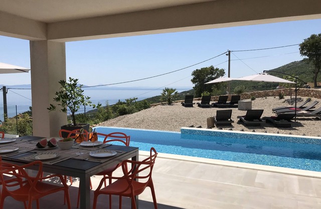 Tout neuf, avec piscine à débordement, juste au bord de la piscine