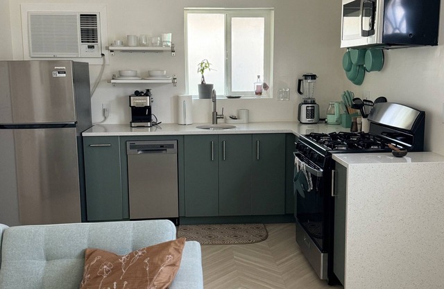 Brand New1-bedroom ADU with full kitchen, queen bed and all the amenities in OC.