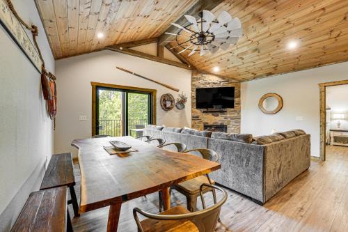 Branson Cabin with Pool Access and Private Boat Slip!