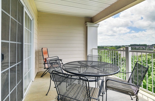 Branson Condo w/ Pool Access & Views, 3 Mi Dtwn!