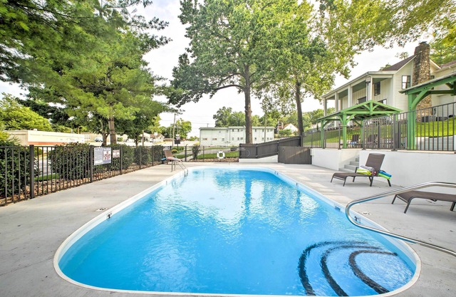 NOUVEAU! Downtown Branson Cottage avec accès à la piscine