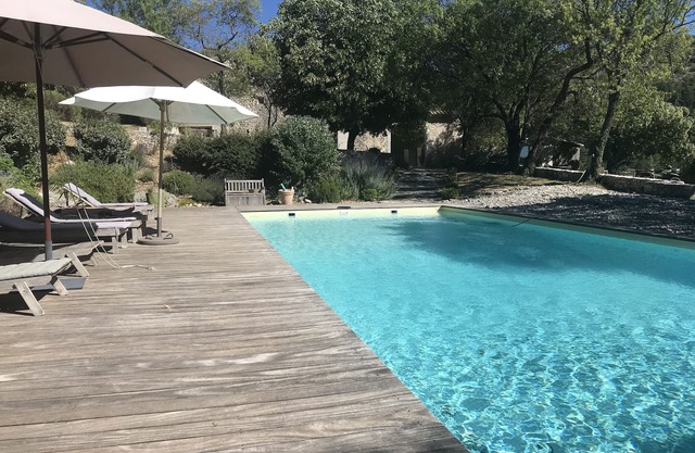 Brantes Plaisians Mas en Provence, au cœur de 200ha privés, très grande piscine