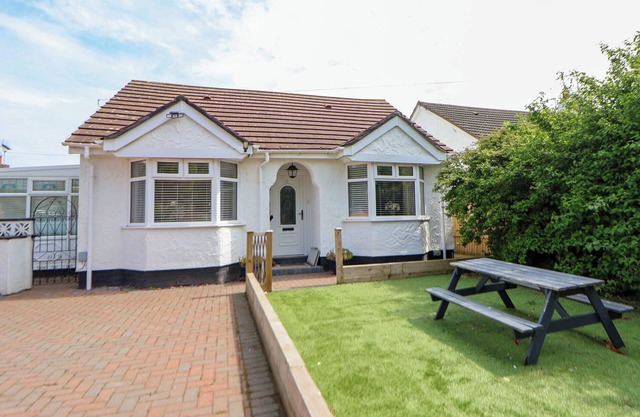 BRANWEN, pet friendly, country holiday cottage in Talacre