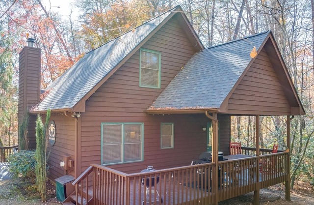 Braveheart Cabin- Cozy, large cabin w/ balcony & hot tub, walk-in shower