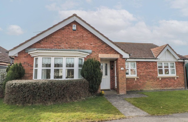 BRAY NOOK, 7 CRAIKEWELLS, pet friendly, with a garden in Flamborough